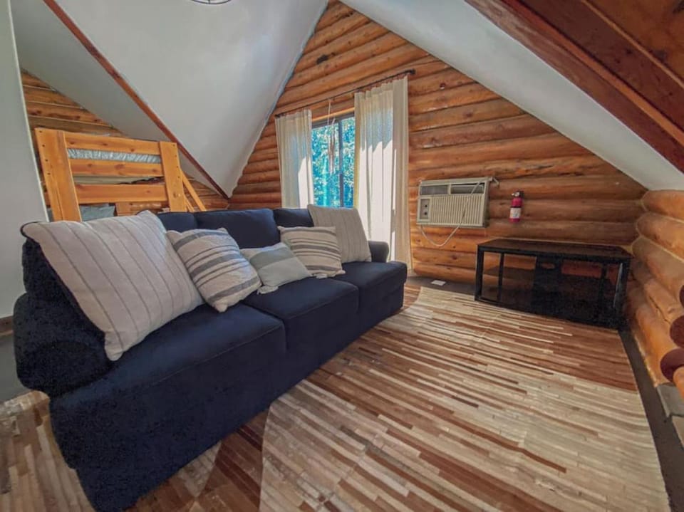 Charming Log AFrame in Pine House in Strawberry