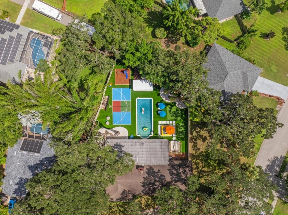Heated Pool • Sleeps32•Pickle/Basketball • Theater House in Bradenton