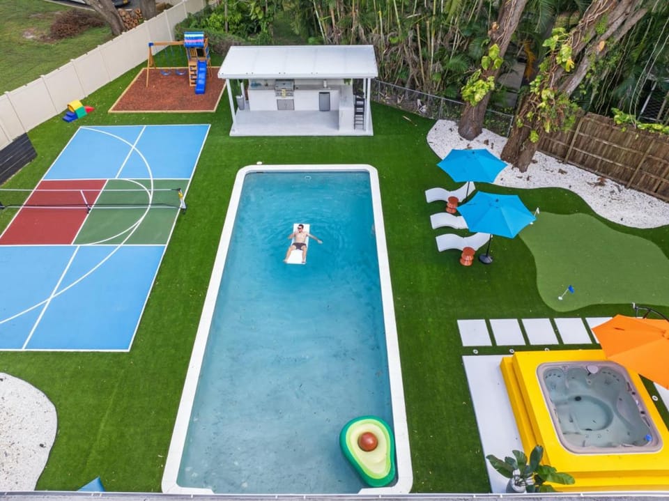 Heated Pool • Sleeps32•Pickle/Basketball • Theater House in Bradenton