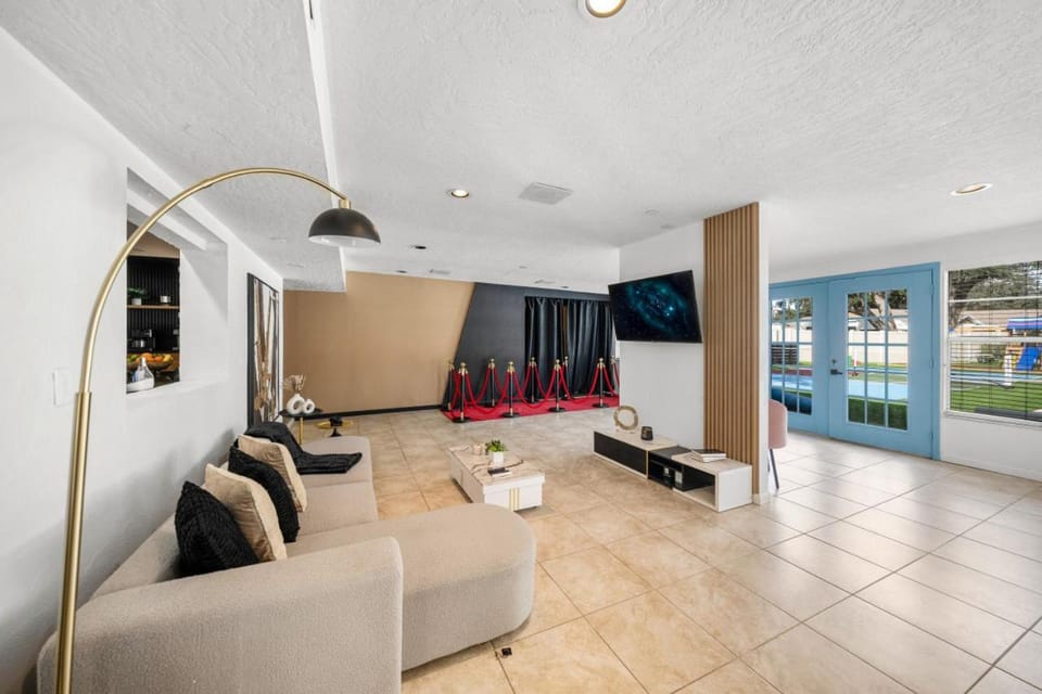 Heated Pool • Sleeps32•Pickle/Basketball • Theater House in Bradenton