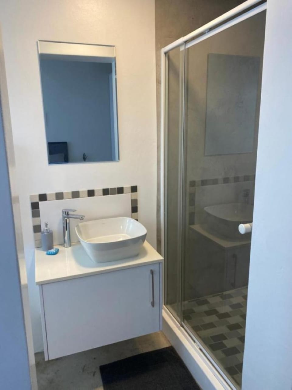 Shower, Toilet