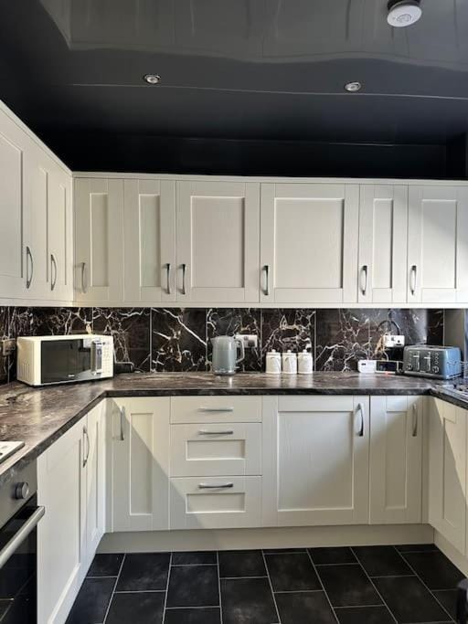 3 double bedroom spacious flat Apartment in England