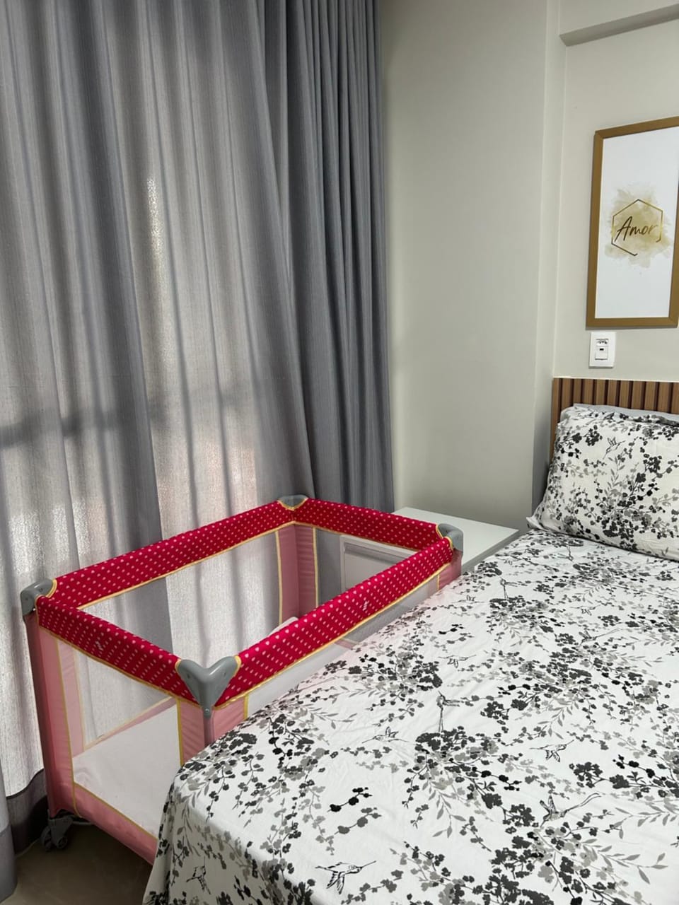 Bedroom, cot