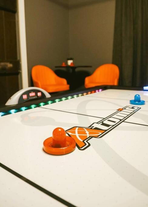 Vibrant Forest Retreat - Game Room, Spa, Fire Pit - Sleeps10 House in Kootenai County