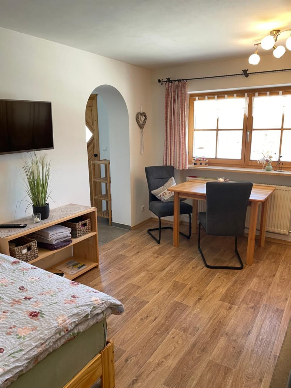 TV and multimedia, Photo of the whole room, Seating area, Dining area