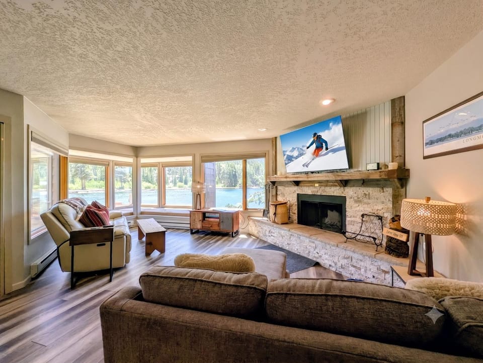 TV and multimedia, View (from property/room), Living room, Seating area, Lake view, fireplace, furniture
