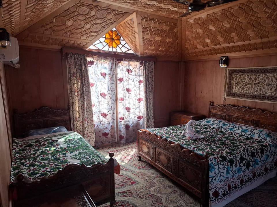 Swift houseboats Hotel in India