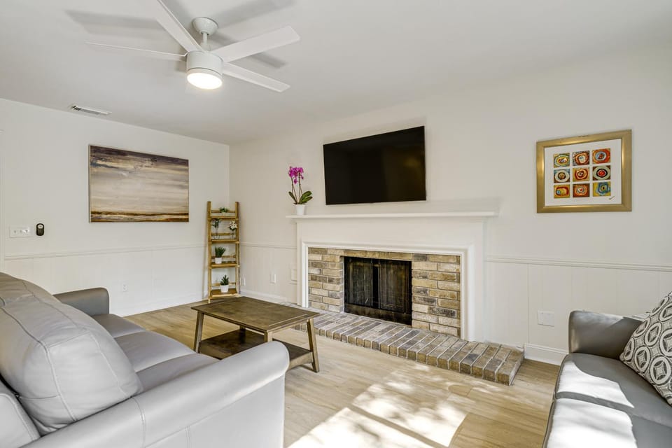 Family Home w/ Game Room & Deck in Spring! House in The Woodlands