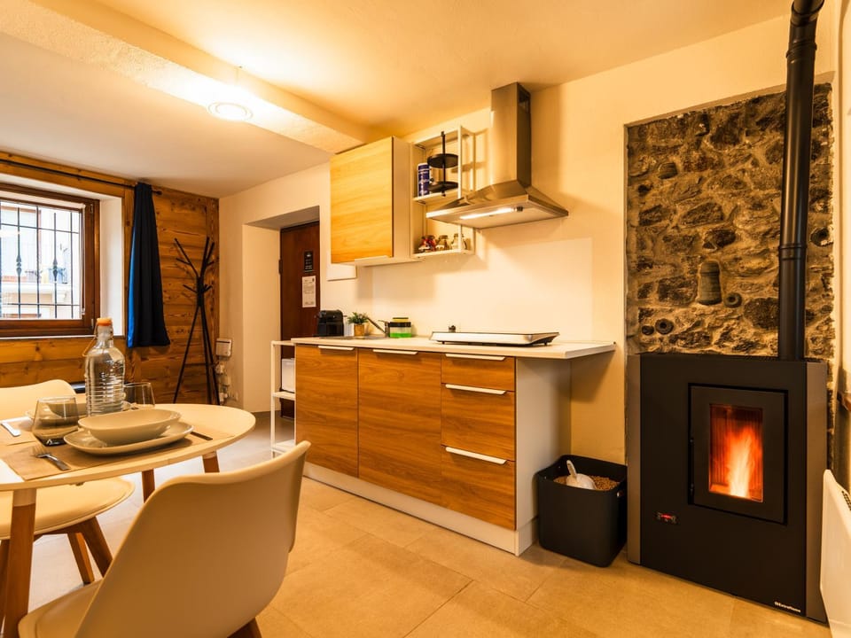 Kitchen or kitchenette, Dining area