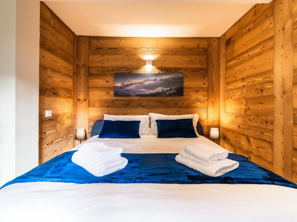 Bed, towels