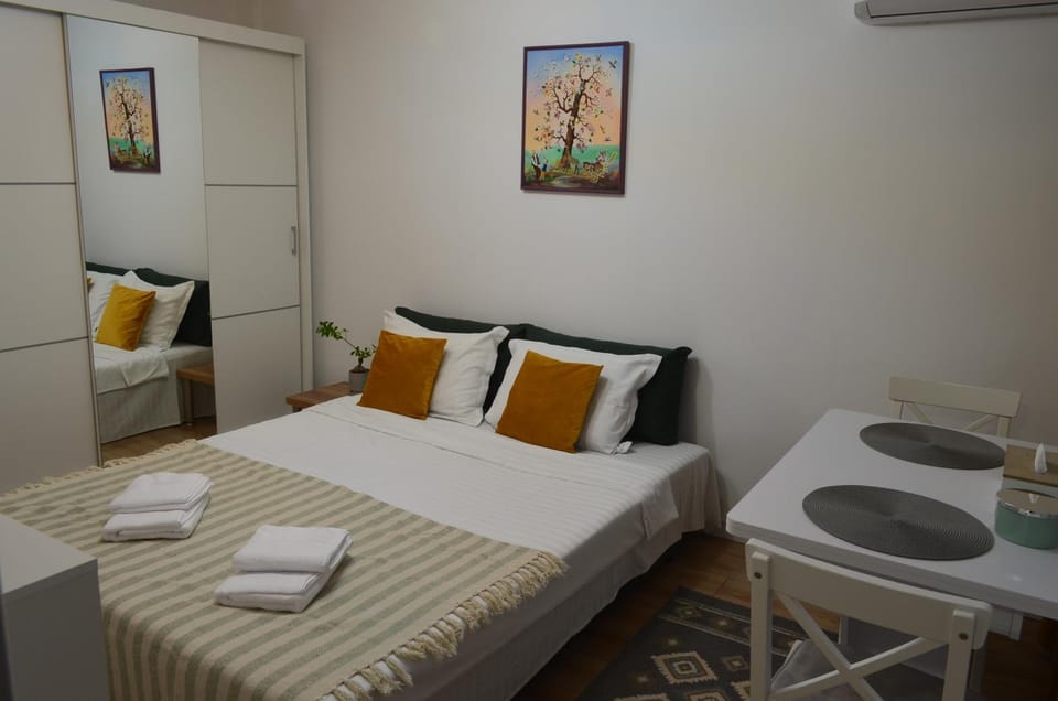 Bed, Photo of the whole room, Dining area, Bedroom, towels