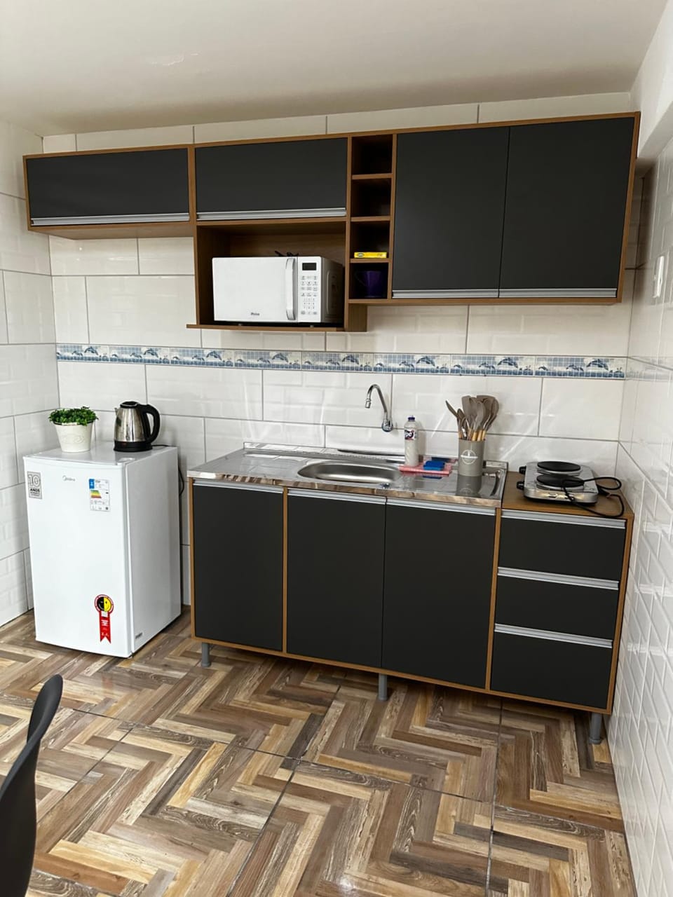 Coffee/tea facilities, Kitchen or kitchenette, stove