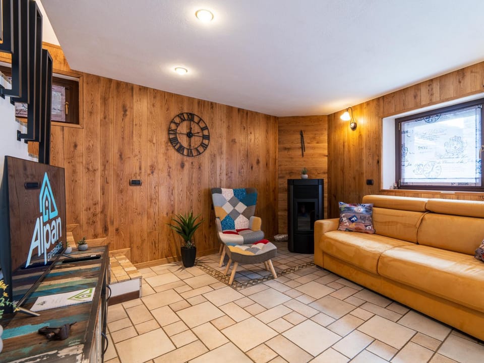 Communal lounge/ TV room, TV and multimedia, Living room, Seating area, Evening entertainment