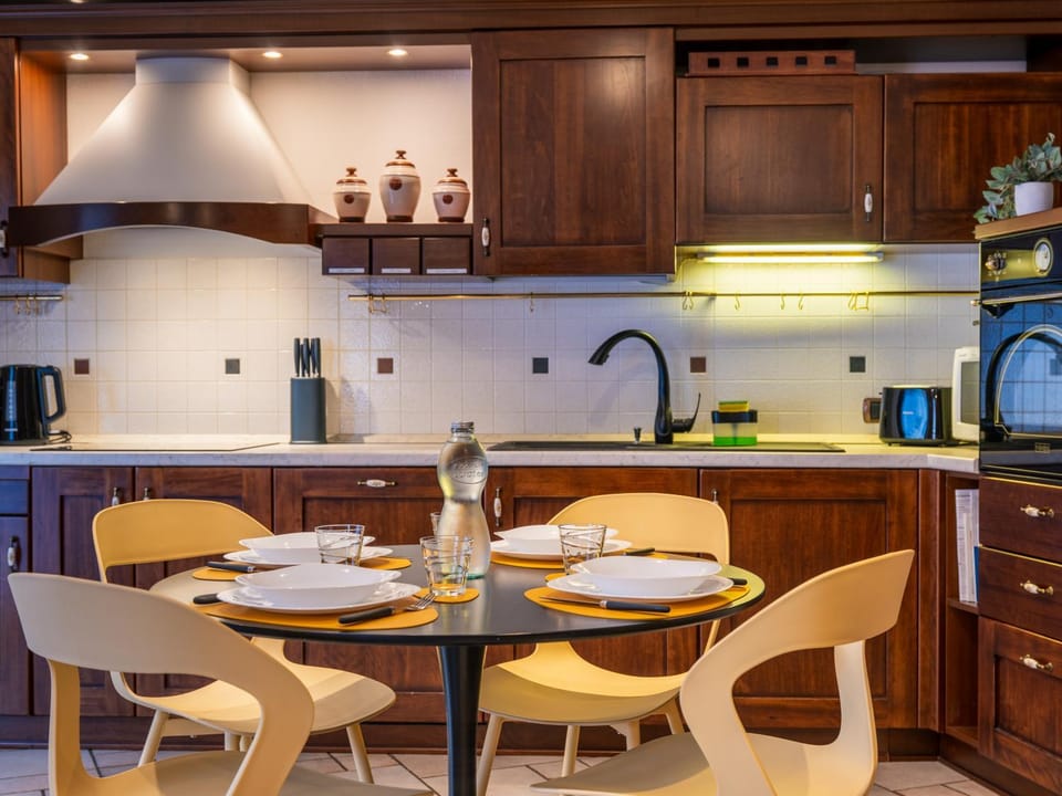 Kitchen or kitchenette, Dining area, stove, toaster, kitchen