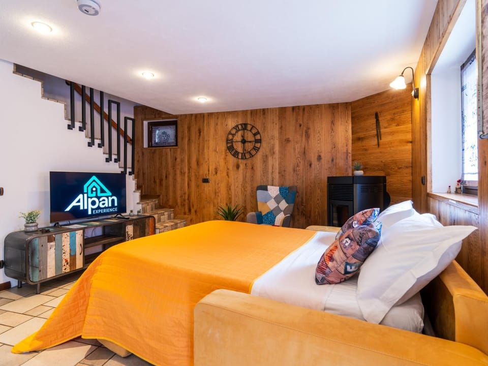 Communal lounge/ TV room, Bed, TV and multimedia, Living room, Photo of the whole room, Seating area, Evening entertainment