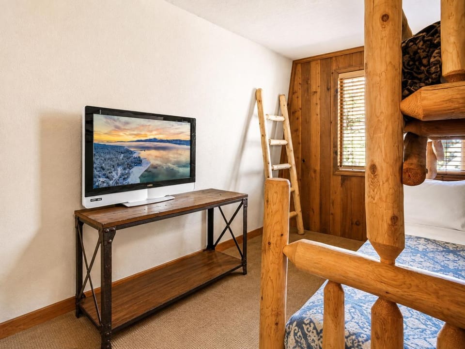 Bed, TV and multimedia, Bedroom