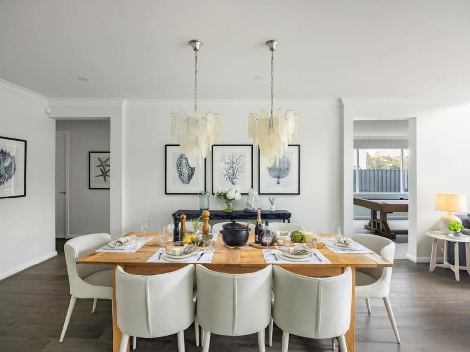 Stunning and Luxurious 4-Bedroom Mansion at Rochedale House in Brisbane