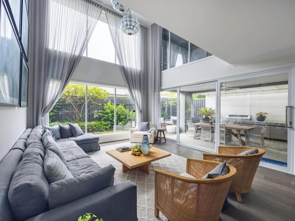Stunning and Luxurious 4-Bedroom Mansion at Rochedale House in Brisbane