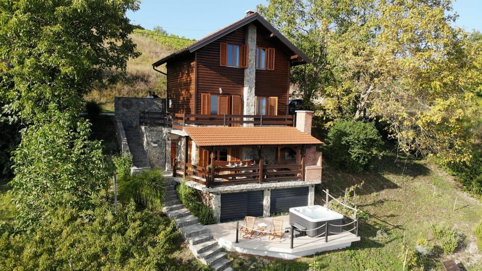 Property building, Day, Natural landscape, Balcony/Terrace