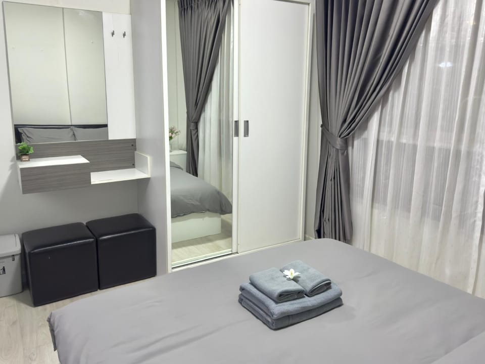 Bed, Bathroom, Photo of the whole room, Bedroom, towels