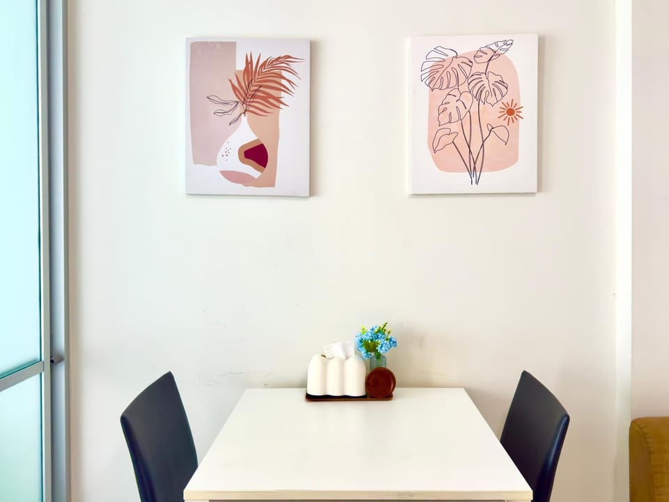Property building, Restaurant/places to eat, Living room, Photo of the whole room, Food, furniture, kitchen