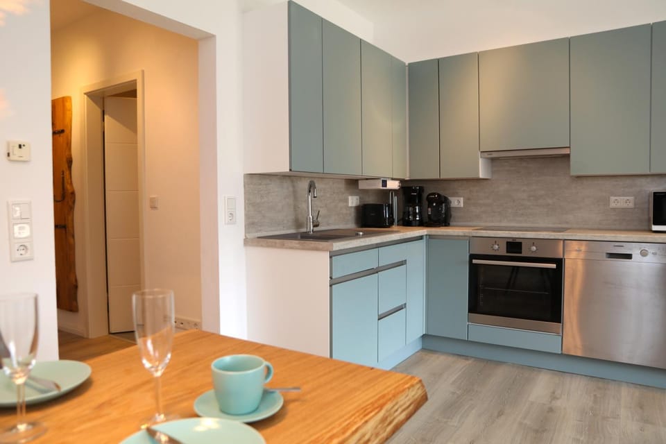 Coffee/tea facilities, Kitchen or kitchenette, Dining area, dishwasher, oven, stove, toaster