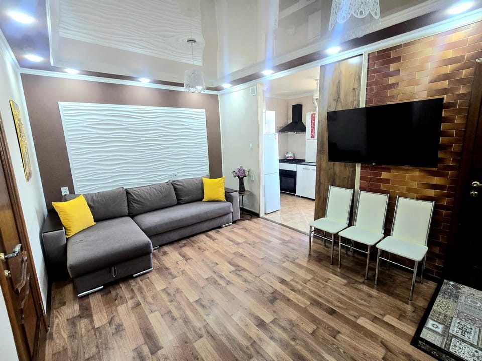 2х-ком Люкс Желтоксан 20 - 5й этаж Лифта нет извините Apartment in Kazakhstan