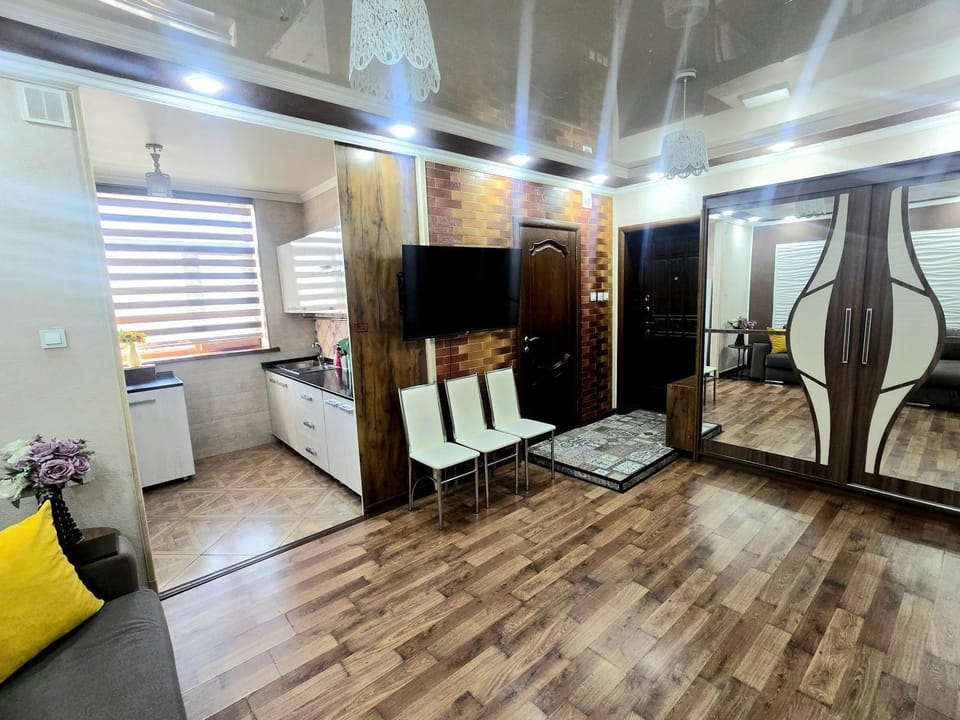 2х-ком Люкс Желтоксан 20 - 5й этаж Лифта нет извините Apartment in Kazakhstan