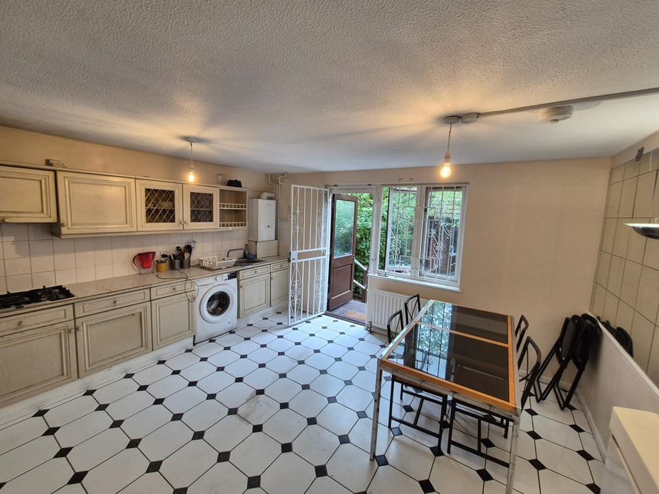 Coffee/tea facilities, Kitchen or kitchenette, Kitchen or kitchenette, Seating area, Dining area, oven, washing machine