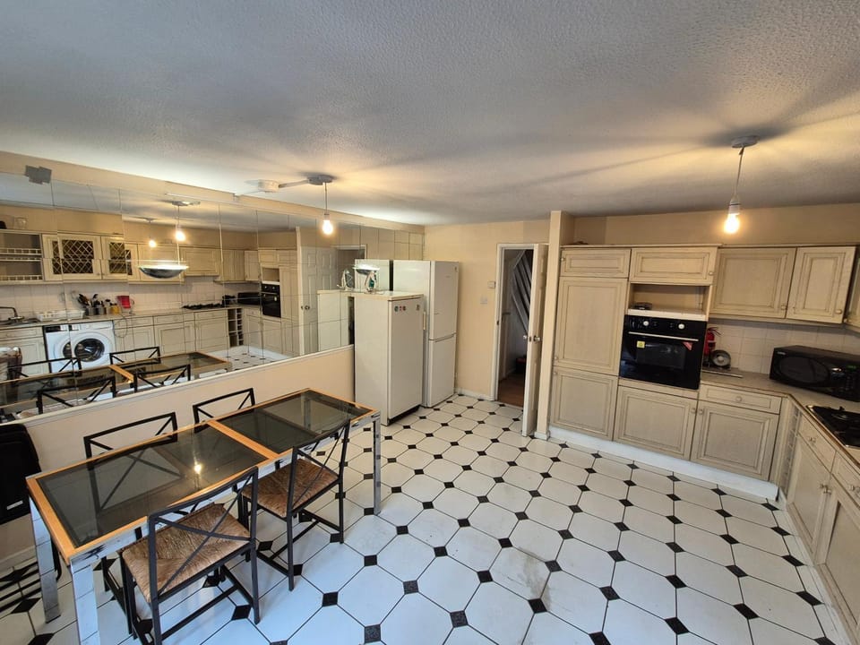 Kitchen or kitchenette, Kitchen or kitchenette, Dining area, oven, stove