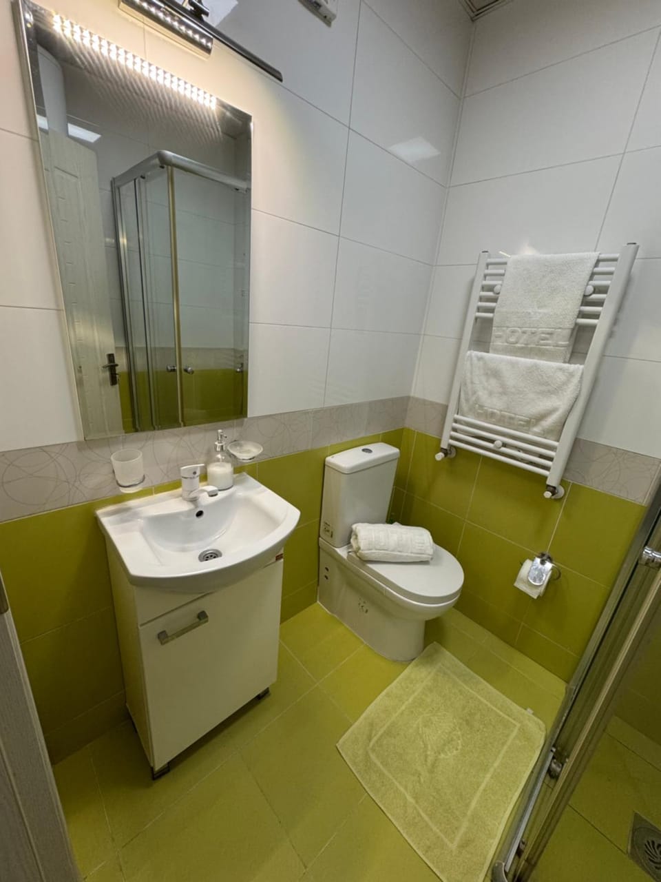 Shower, Toilet, Bathroom, towels