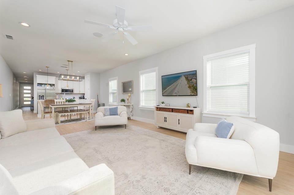 TV and multimedia, Kitchen or kitchenette, Living room, Seating area, Dining area