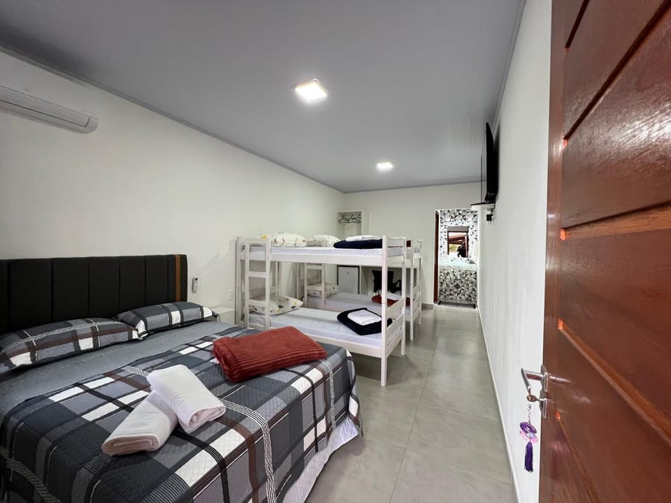 Bed, TV and multimedia, Photo of the whole room, Bedroom, bunk bed, towels