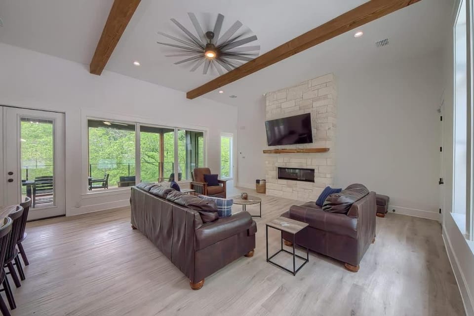 CL 2849 River Escape At Horseshoe Falls House in Canyon Lake