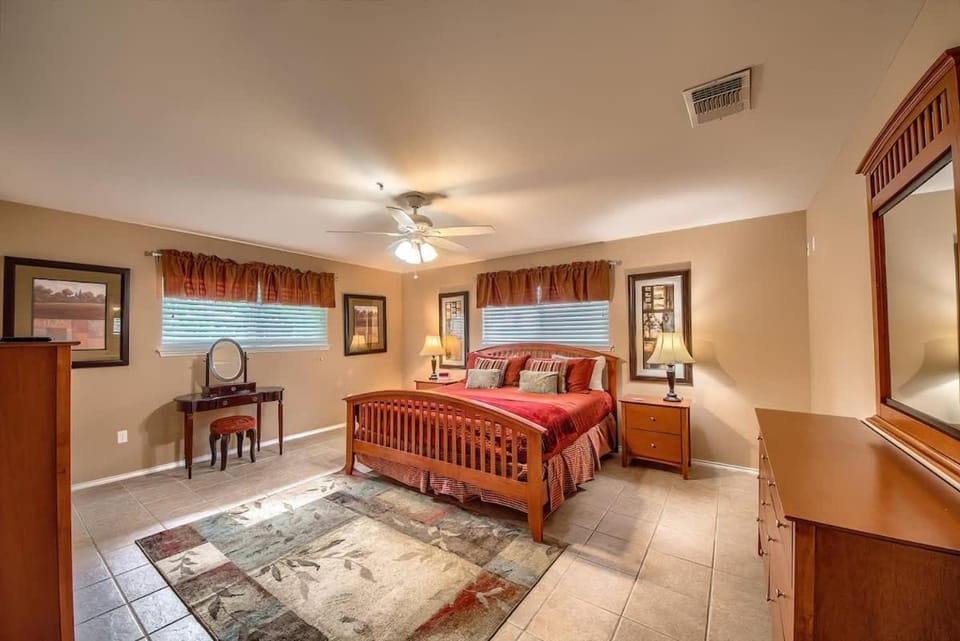 WW E202 Schlitterbobs Hideaway House in New Braunfels