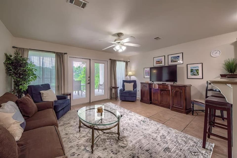 WW H202 Mather Street Retreat House in New Braunfels