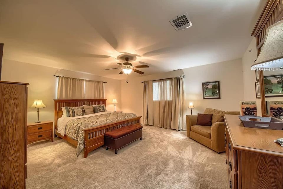 WW H202 Mather Street Retreat House in New Braunfels