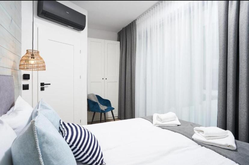 Bed, Photo of the whole room, Seating area, Bedroom, towels, air conditioner