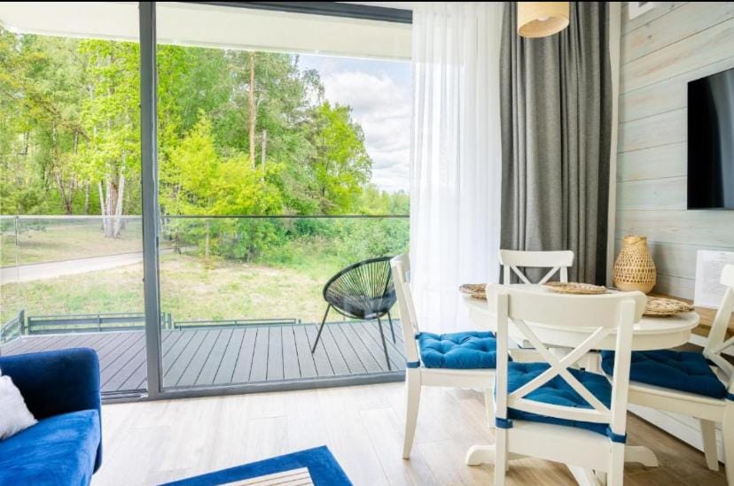 Patio, Communal lounge/ TV room, Day, TV and multimedia, View (from property/room), Living room, Seating area, Dining area, Garden view