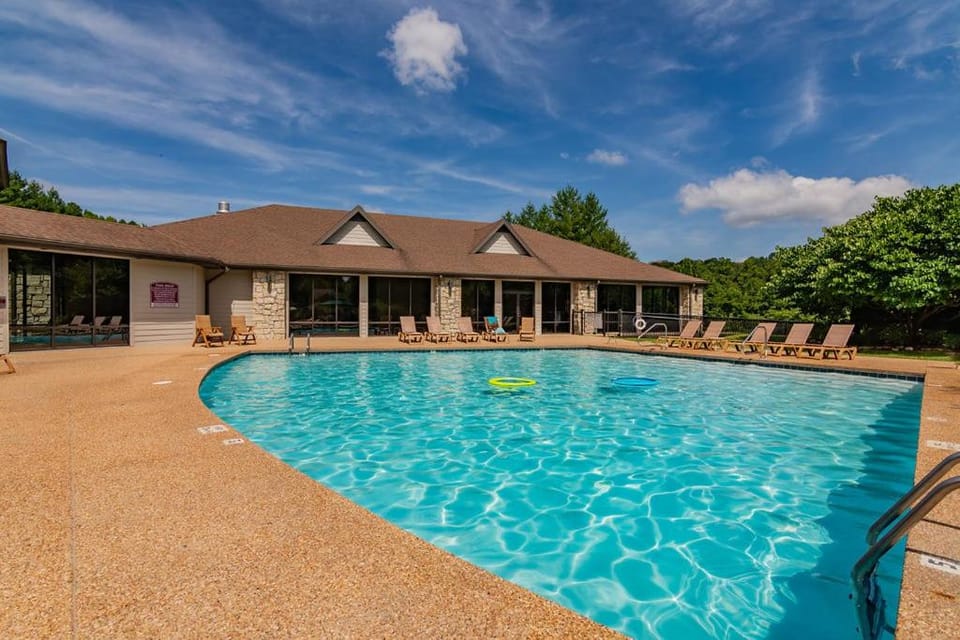 Free SDC Tickets, Pvt Hot Tub, Near Silver Dollar City, Golf Course, Bright Floorplan Apartment in Table Rock Lake