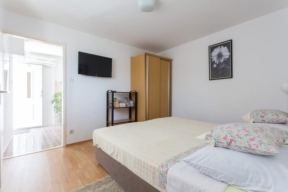 Bed, TV and multimedia, Photo of the whole room, Bedroom