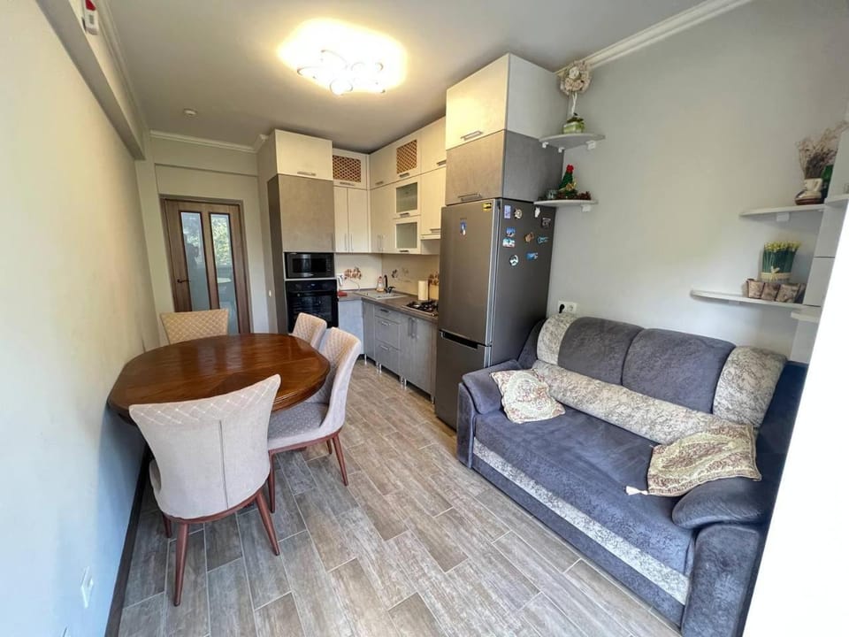 Kitchen or kitchenette, Seating area, Dining area, stove