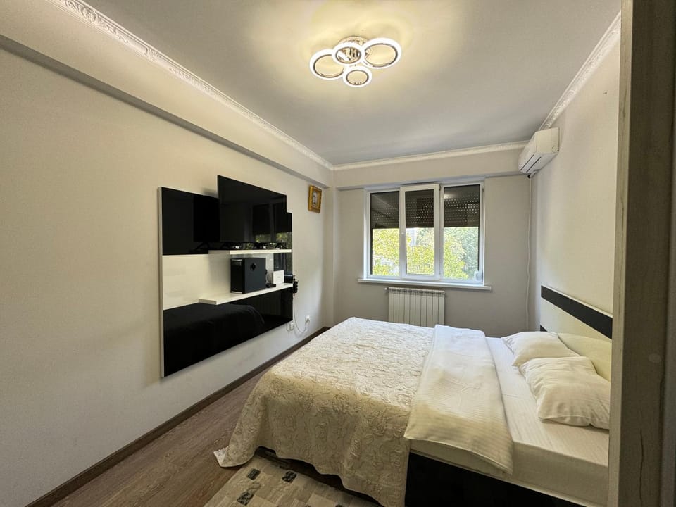 Bed, TV and multimedia, Photo of the whole room, Bedroom