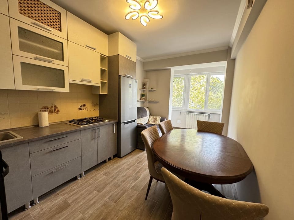 Kitchen or kitchenette, Seating area, Dining area, stove