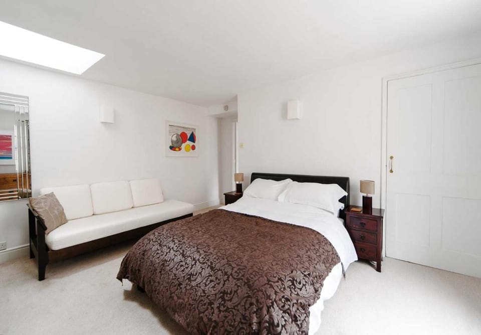 Stylish three bedroom apartment in heart of city Apartment in Bath