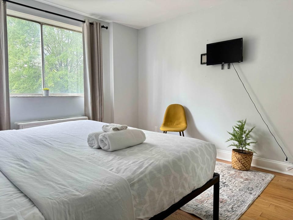 Bed, TV and multimedia, Bedroom, towels