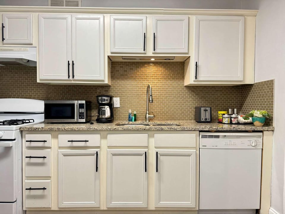 Coffee/tea facilities, Kitchen or kitchenette, dishwasher, oven, stove, toaster