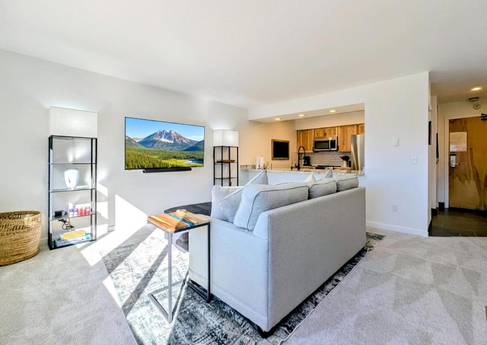 Day, TV and multimedia, Kitchen or kitchenette, Living room, furniture