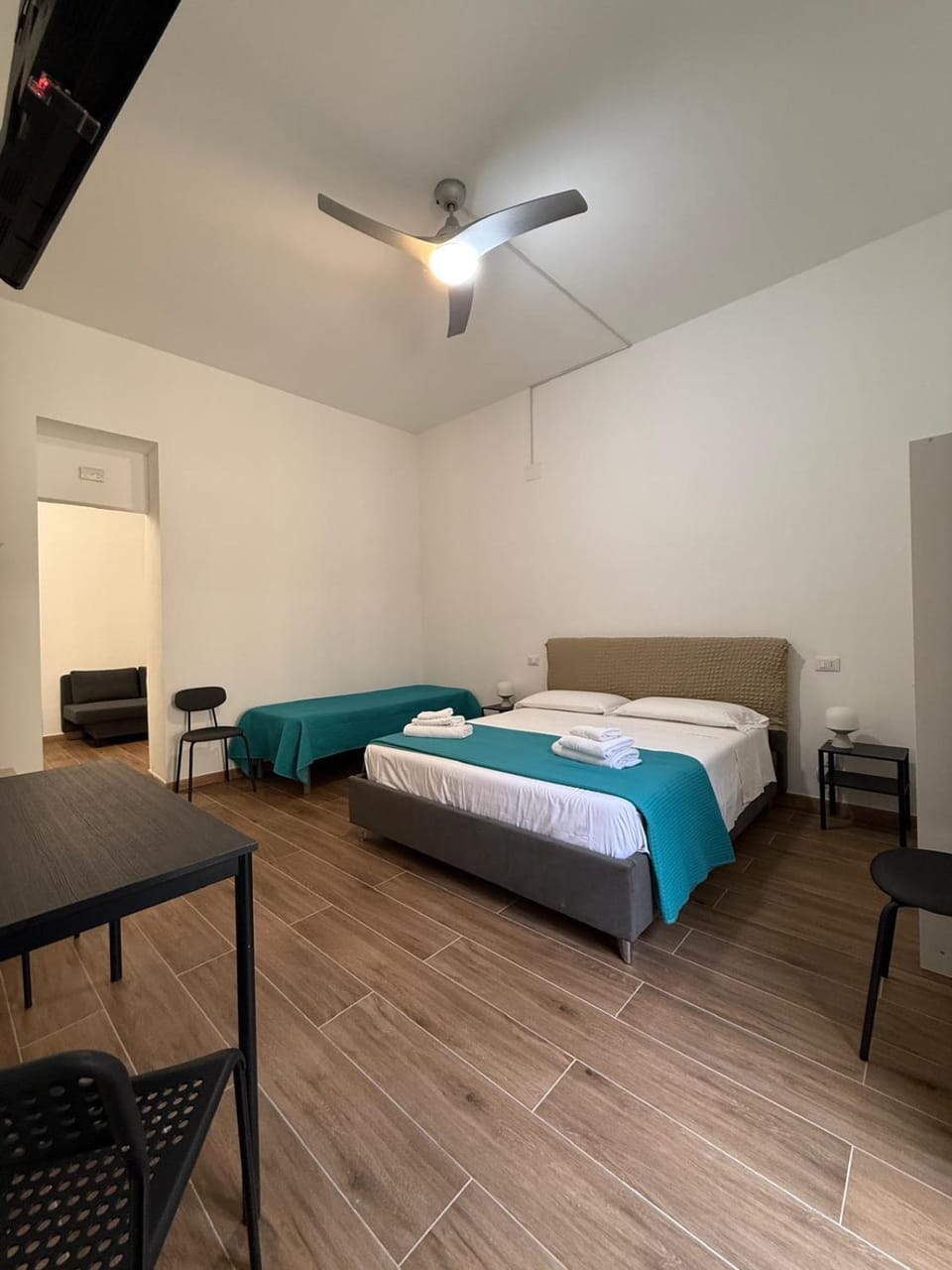 Bed, TV and multimedia, Photo of the whole room, Bedroom