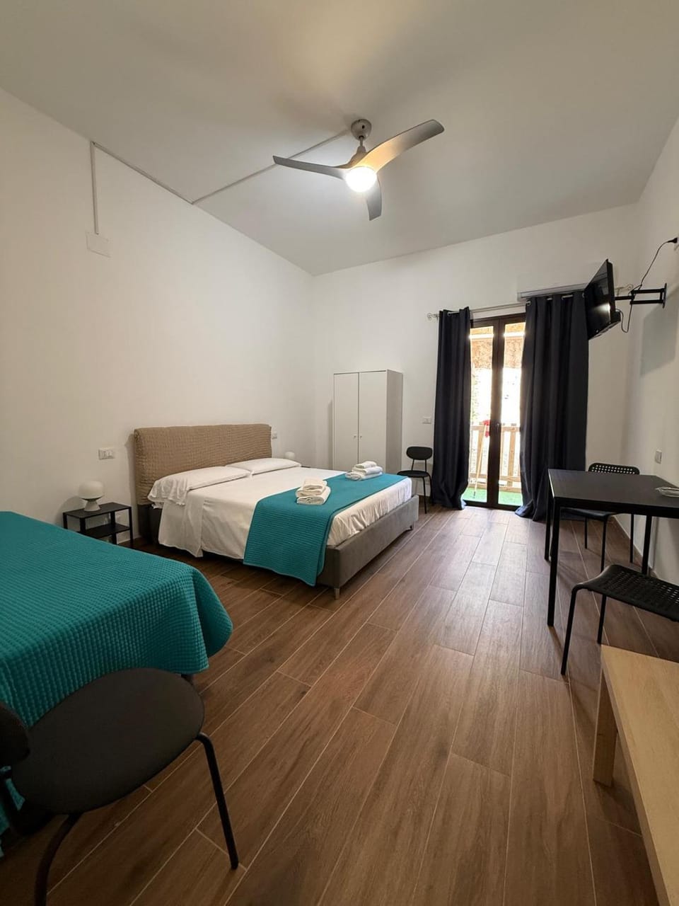Bed, Photo of the whole room, Bedroom, air conditioner